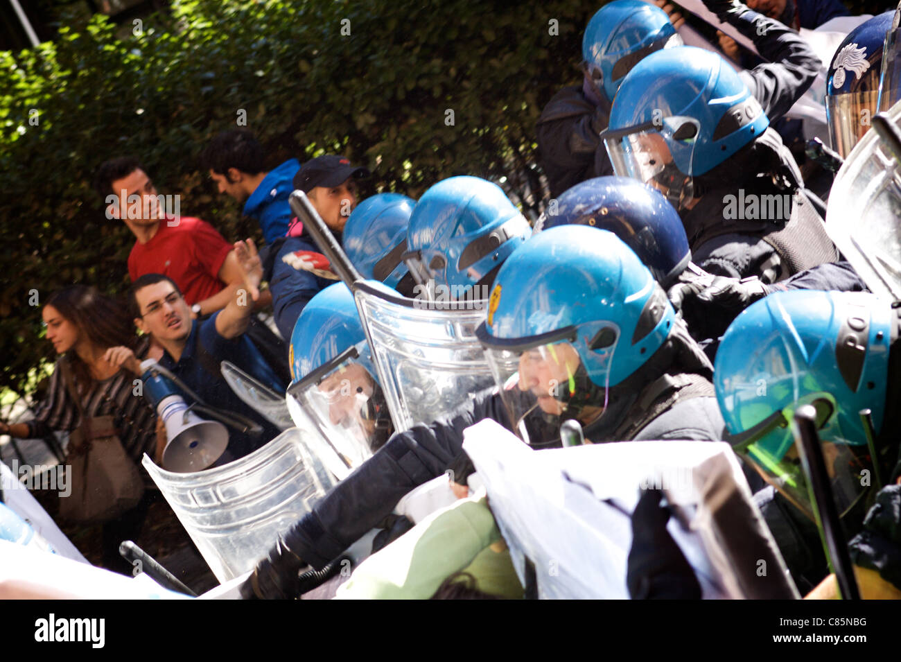 Studenten aus Protest gegen die Krise in Bologna (IT). Polizei anzugreifen, was die Menschen, jemanden zu Fragen zu stoppen, während sie Schüler schlagen beide Mann und Frau. Aufruhr, Gewalt. Stockfoto