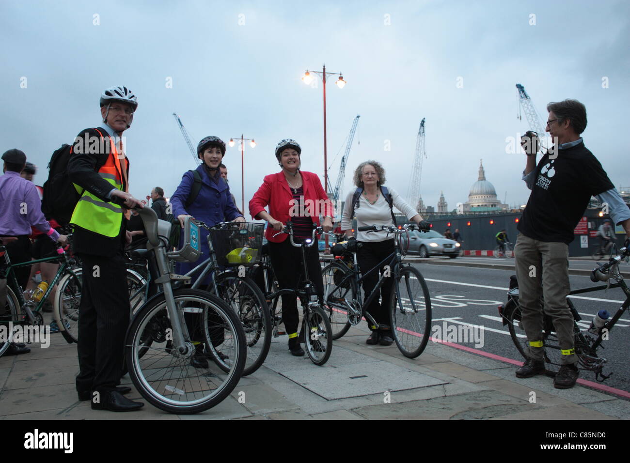 LibDem Bürgermeisterkandidat Brian Paddick und London Versammlung Mitglieder Caroline Pidgeon, Val Shawcross (Transport Committee Chair) und Jenny Jones auf einem Fahrrad protestieren gegen TfLs Pläne für die Umgestaltung der Verkehr fließt außerhalb Blackfriars Station, London, UK, 10.12.11 Stockfoto