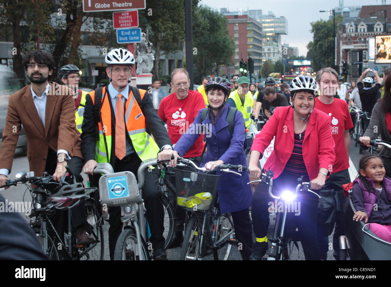 LibDem Bürgermeisterkandidat Brian Paddick und London Versammlung Mitglieder Caroline Pidgeon und Val Shawcross (Transport Committee Chair) beim Radfahren protestieren gegen TfLs Pläne für die Umgestaltung der Verkehr fließt außerhalb Blackfriars Station, London, UK, 10.12.11 Stockfoto