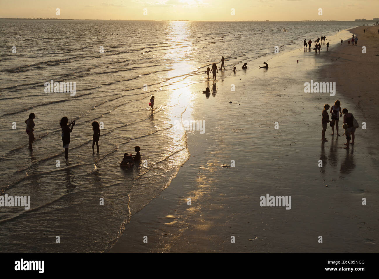 Menschen am Strand bei Sonnenuntergang, Fort Myers Beach, Florida, USA Stockfoto