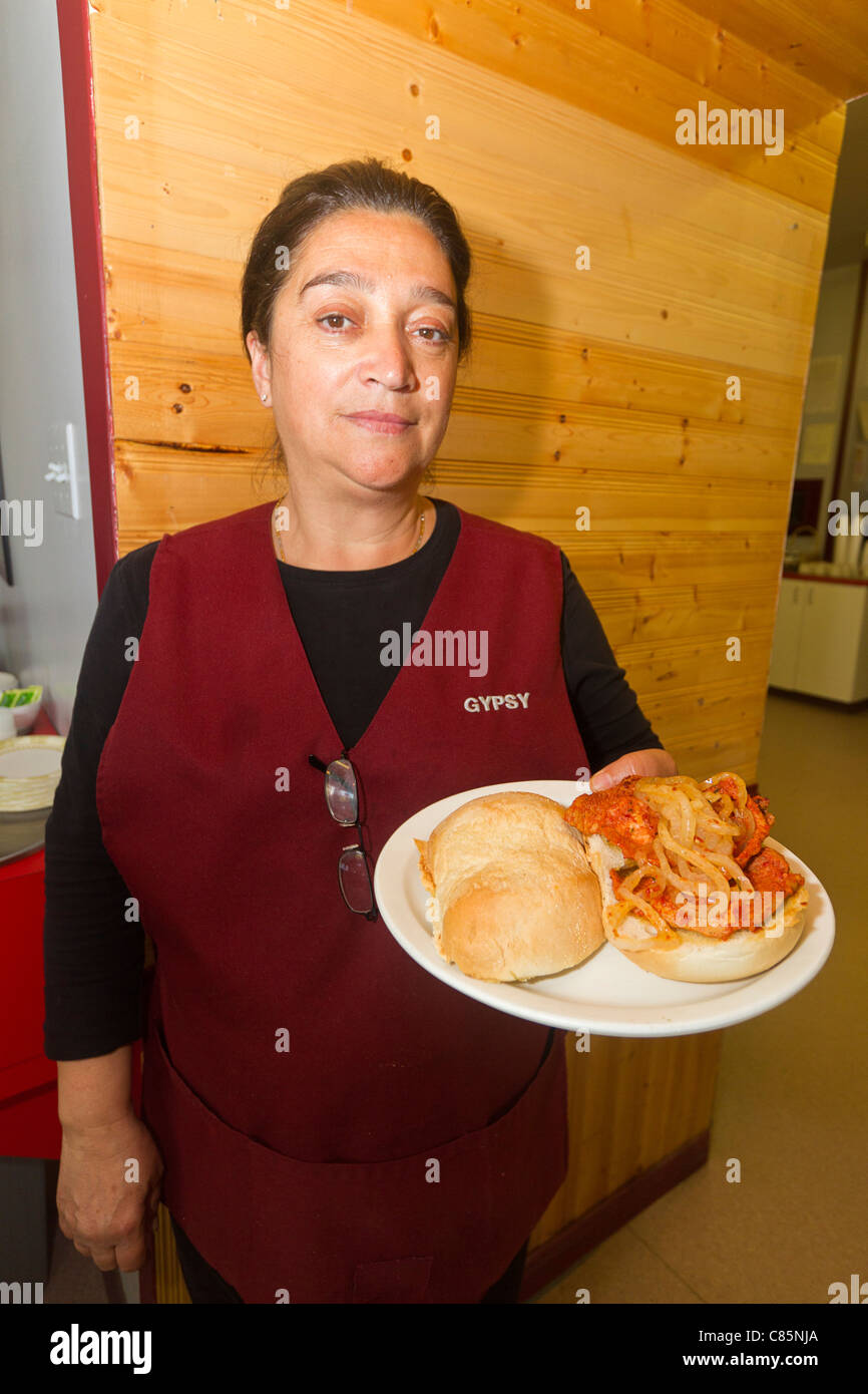 Helen da Silva, Mitinhaber der Gypsy Bäckerei & Restaurant in Churchill, MB, Kanada hält ihre Unterschrift Sandwiches genannt bi Stockfoto