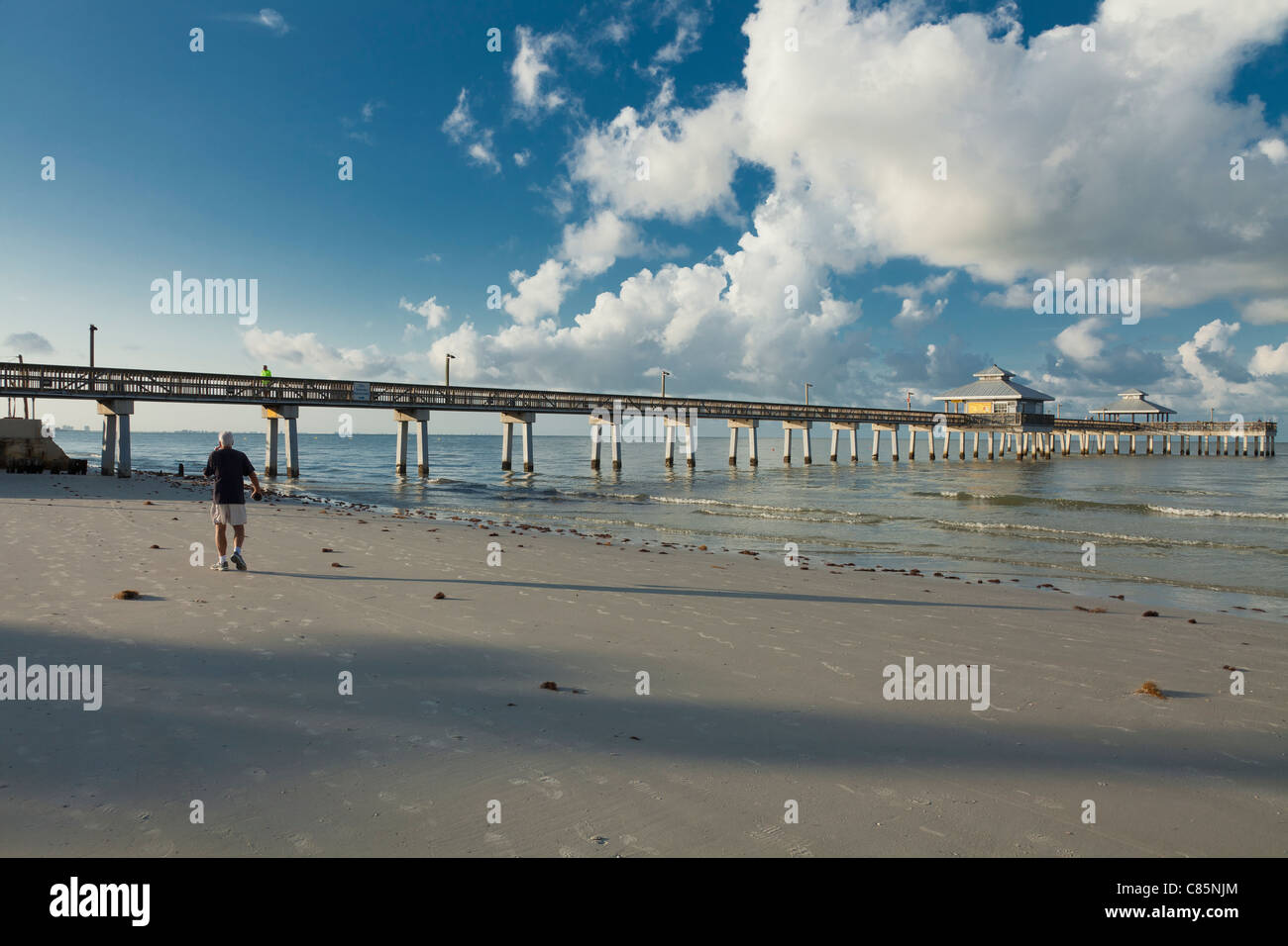 Senior woman walking am Strand von Angelpier, Fort Myers Beach, Florida, USA Stockfoto