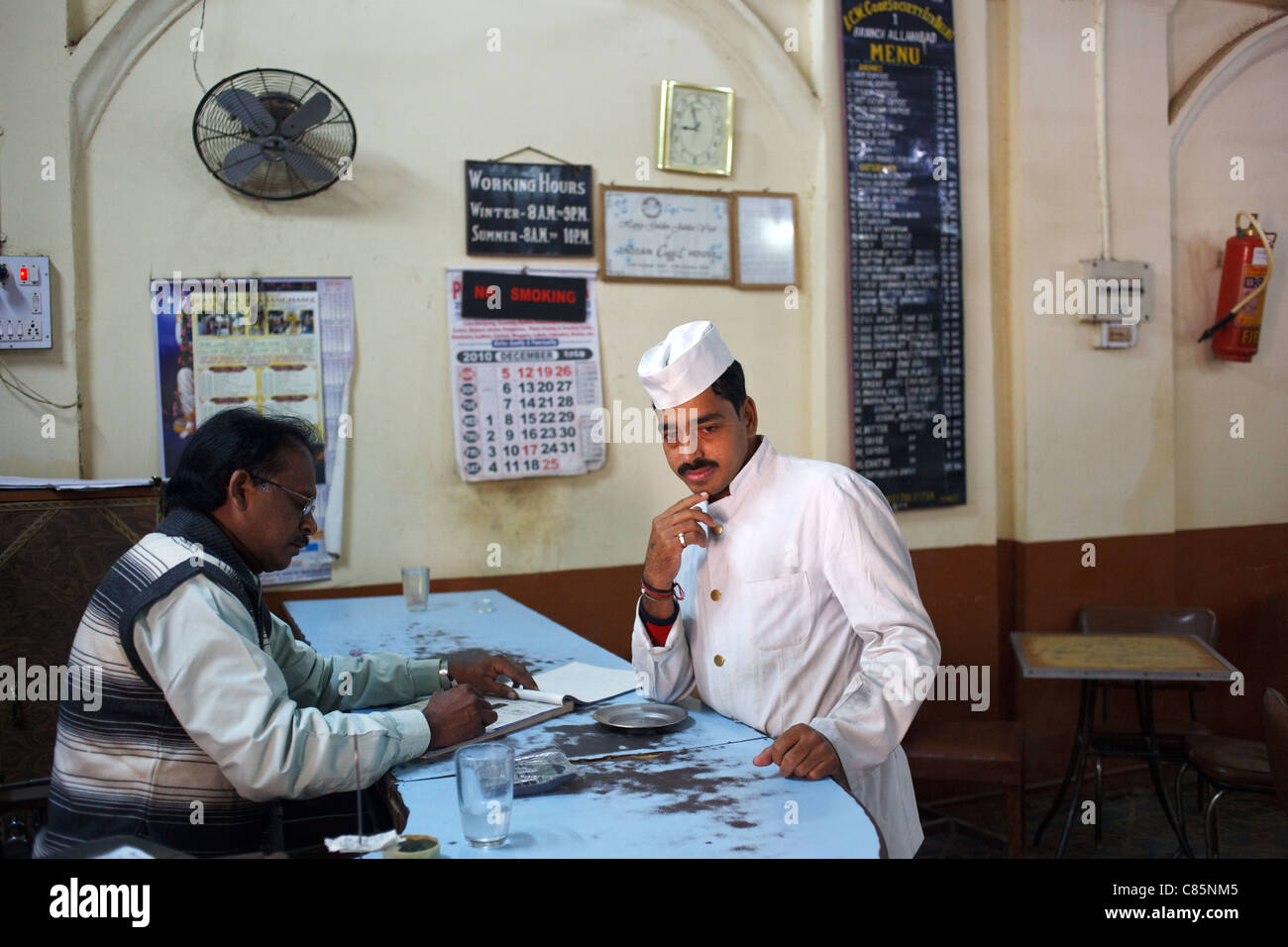 Ein Kellner an der Theke in Indien Coffee House Restaurant in Allahabad, Indien. Stockfoto