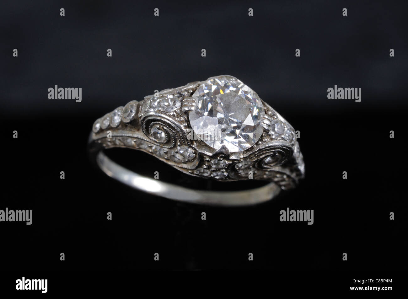 Reinen 1 und ein halbes Karat Diamanten und Weißgold (oder Platin)  Verlobungsring, England, UK, Großbritannien, Westeuropa Stockfotografie -  Alamy