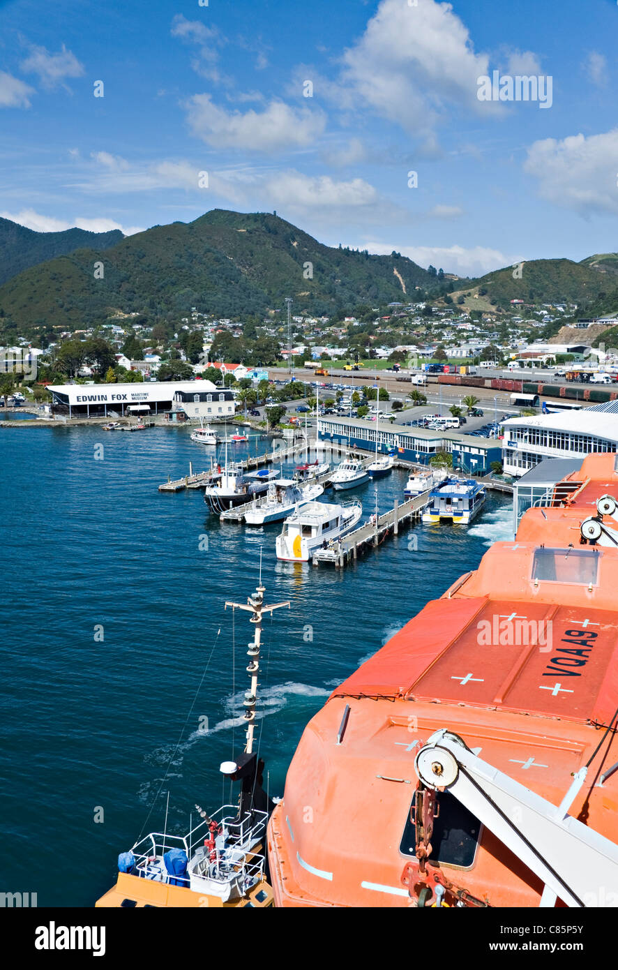 Auto und Personenfähre Andocken an Picton mit Schlepper Hilfe Südinsel Neuseeland Stockfoto