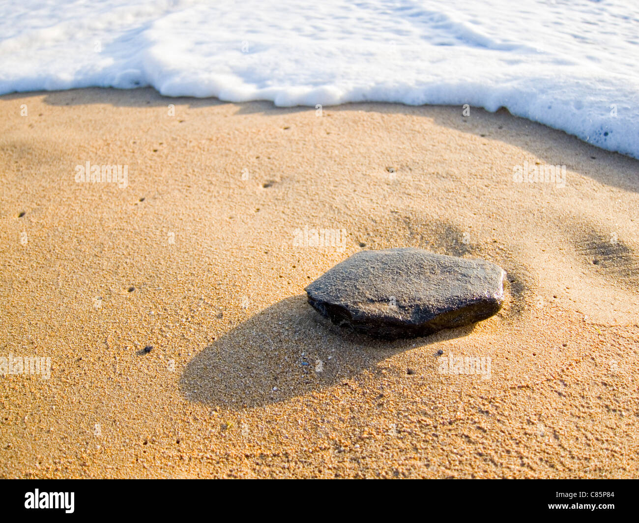 Weiße Welle in der Nähe der Stein Stockfoto