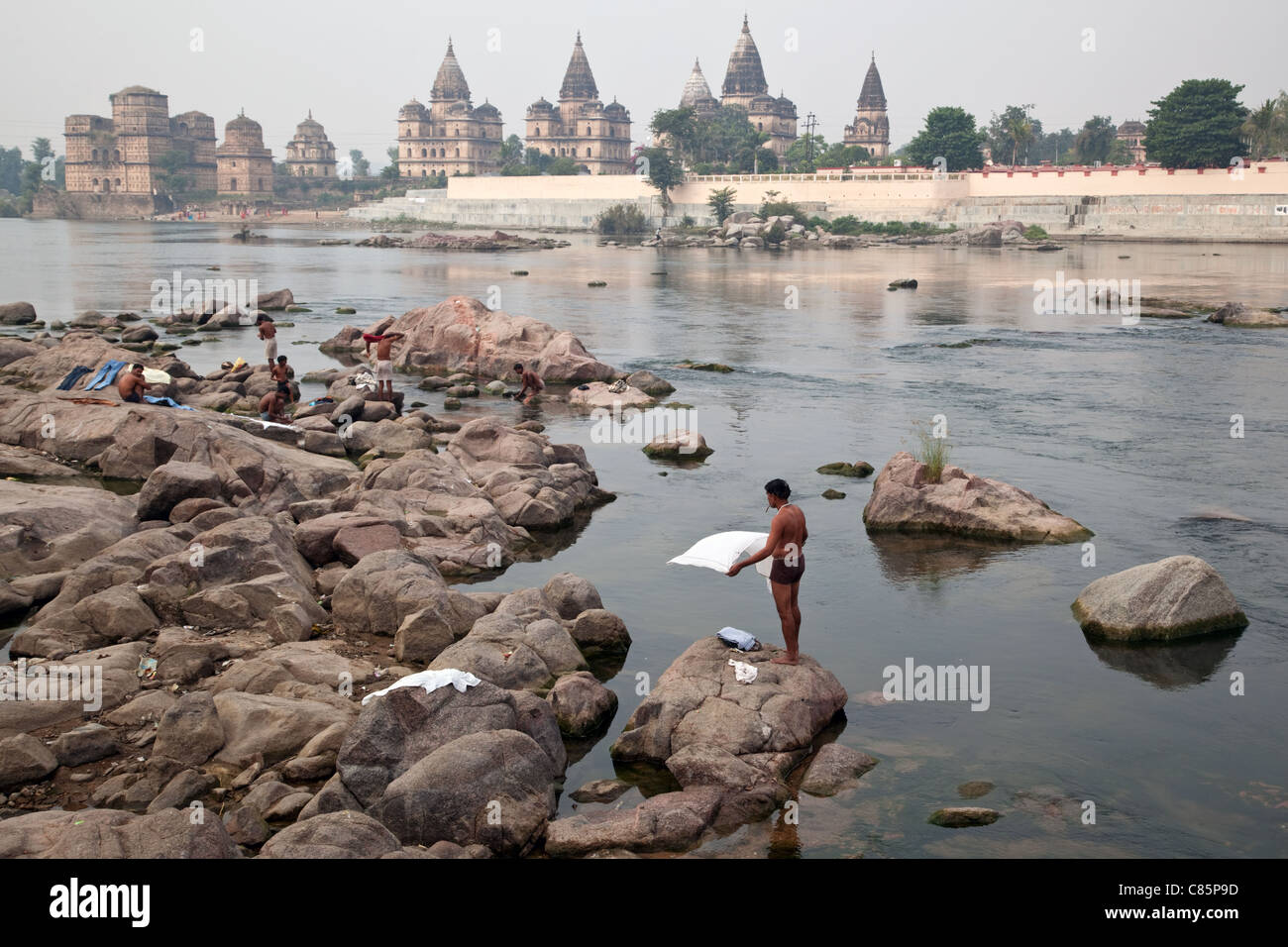 Chhatris am Ufer des Flusses Betwa in Orchha, Indien. Stockfoto