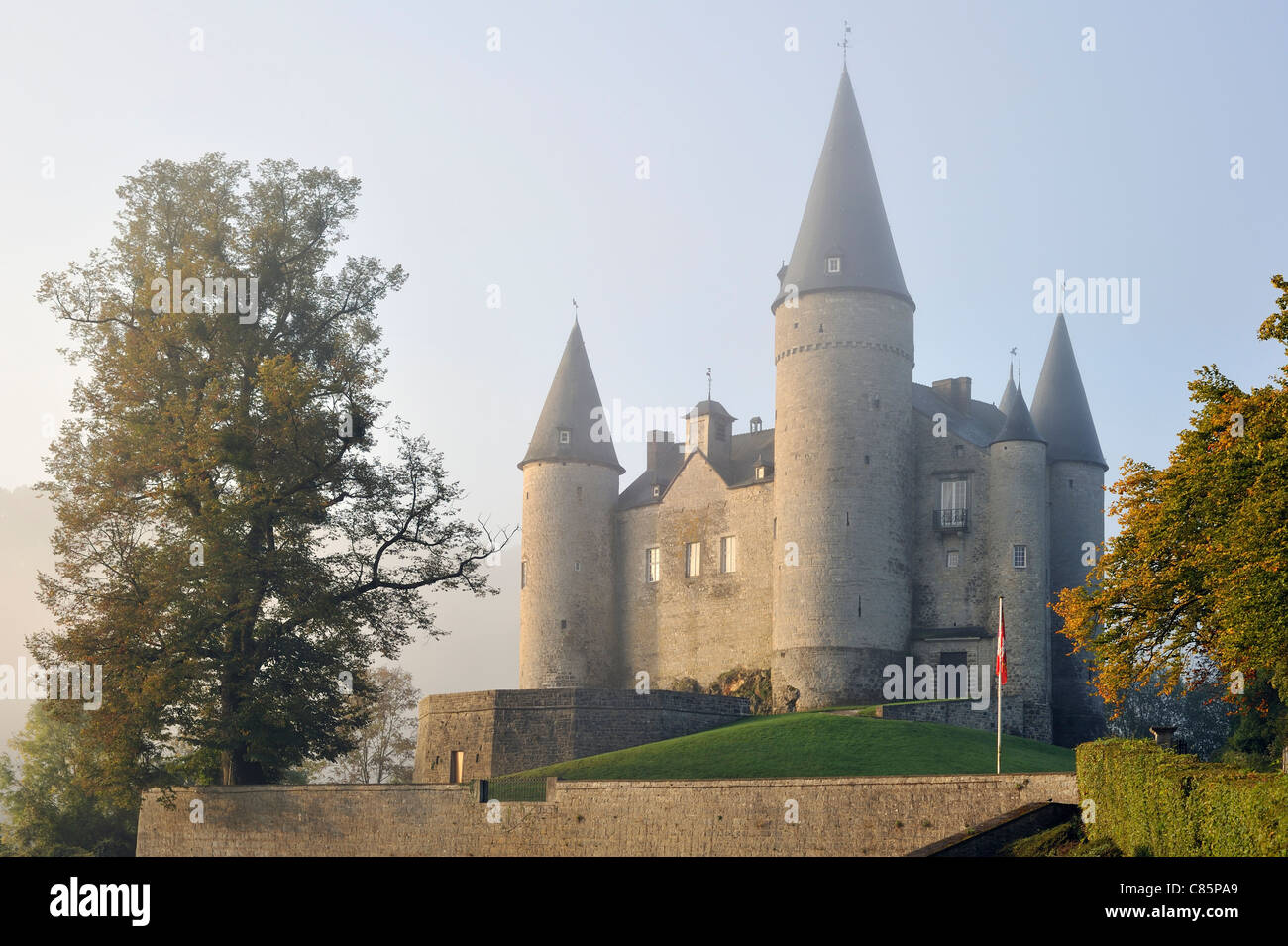 Das mittelalterliche Schloss Vêves / Château de Vêves im Herbst Nebel, Celles, belgische Ardennen, Belgien Stockfoto