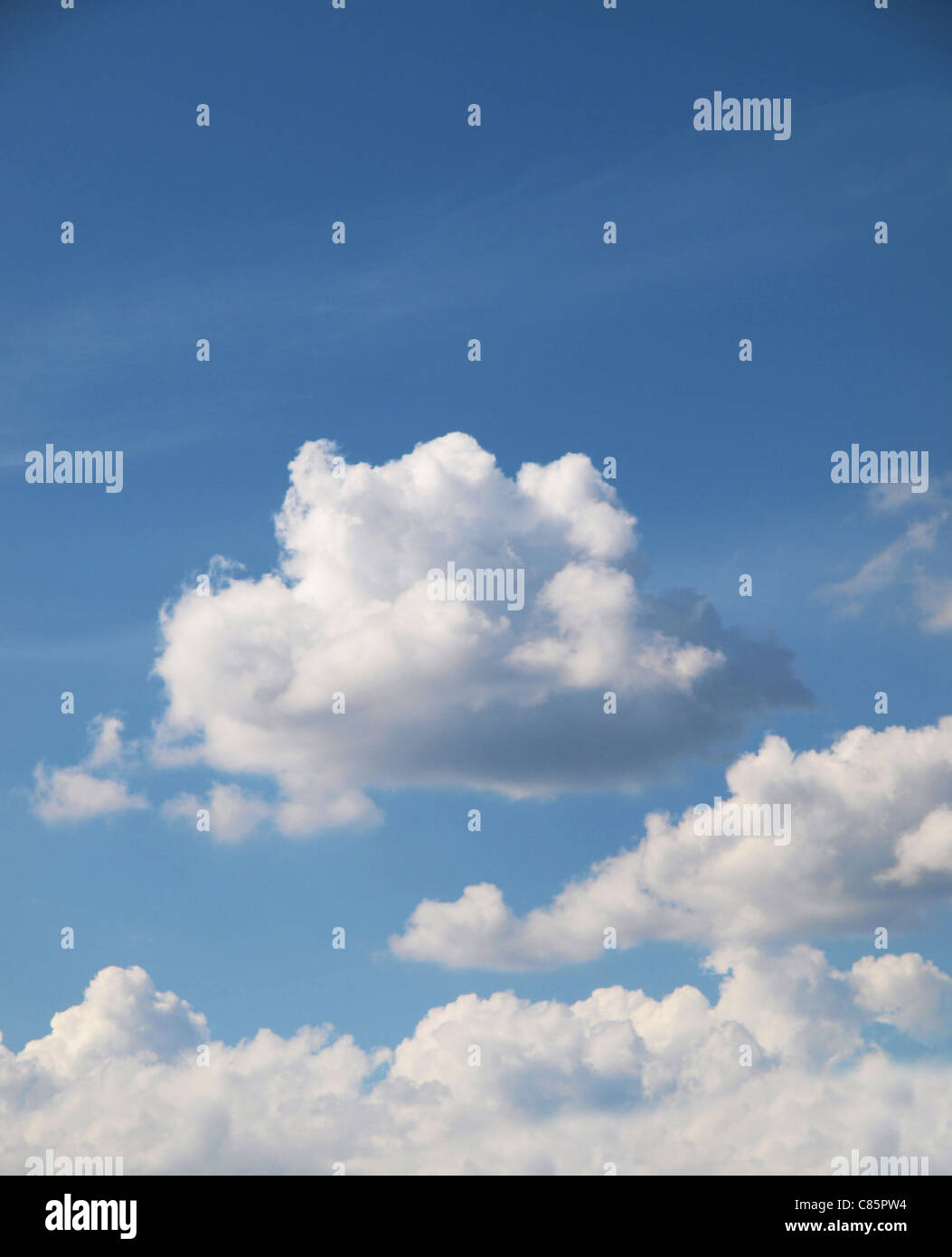blauen Sommerhimmel mit weißen Wolken, Himmelshintergrund Stockfoto