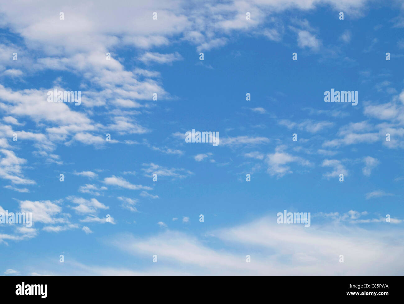 Herbst Himmel mit weißen Wolken, Himmelshintergrund Stockfoto