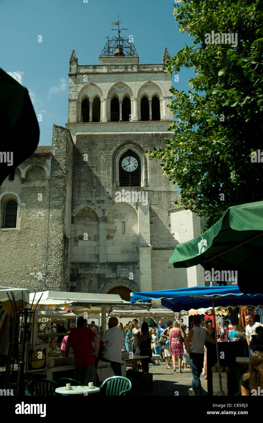 Kathedrale Notre-Dame hinter einer geschäftigen Samstag Markt im sterben in den französischen Alpen Stockfoto
