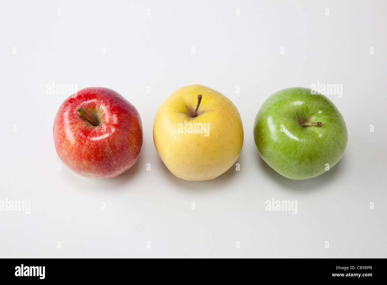 drei verschiedene Arten von Äpfeln auf weiß Stockfoto