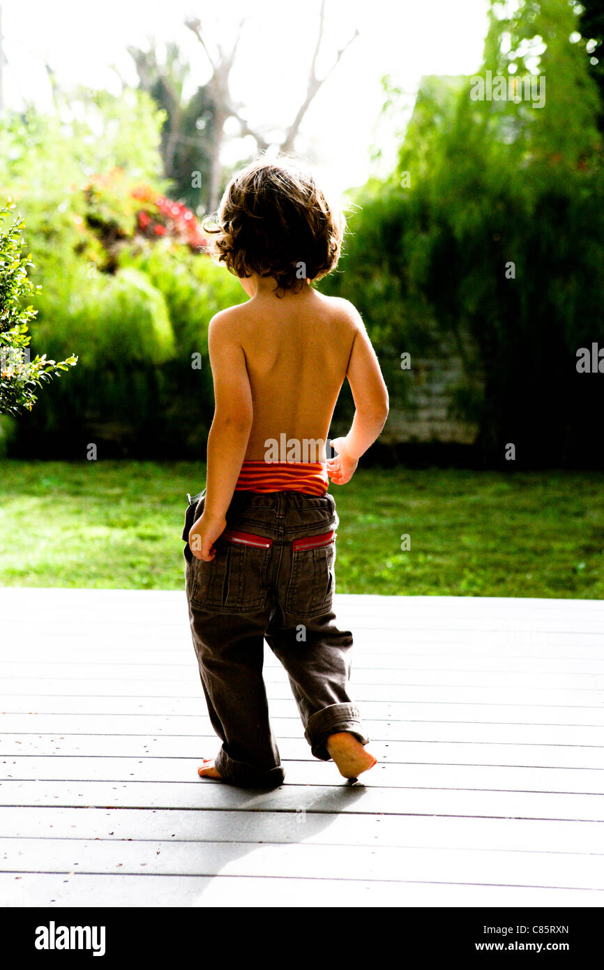 Kleiner Junge seine Hose Absacken Stockfoto