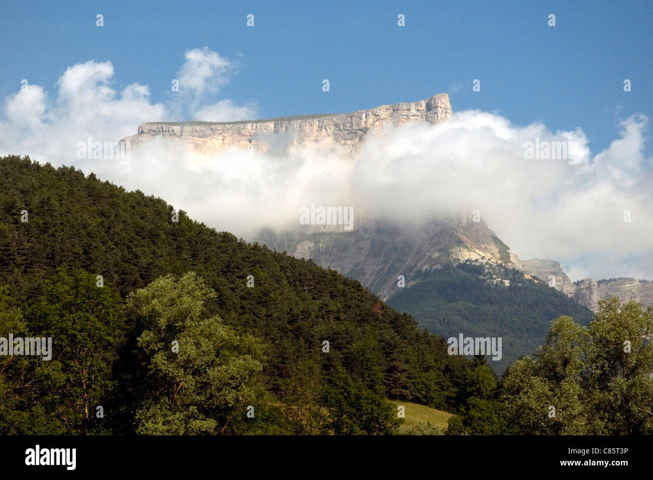 Breitseite Blick wie Wolken des Mont Aiguille, oberhalb der Sommet de Platary im Osten Frankreichs, in Rollen Stockfoto