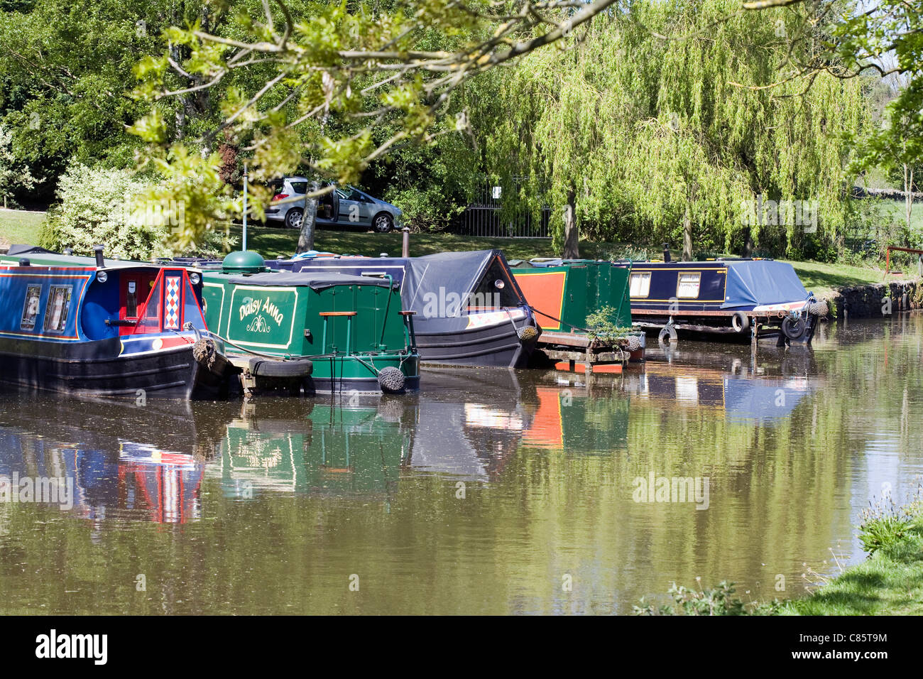 Schmale Boote vertäut in einem Hafen auf The Peak Forest Kanal Whaley Bridge Derbyshire England Stockfoto