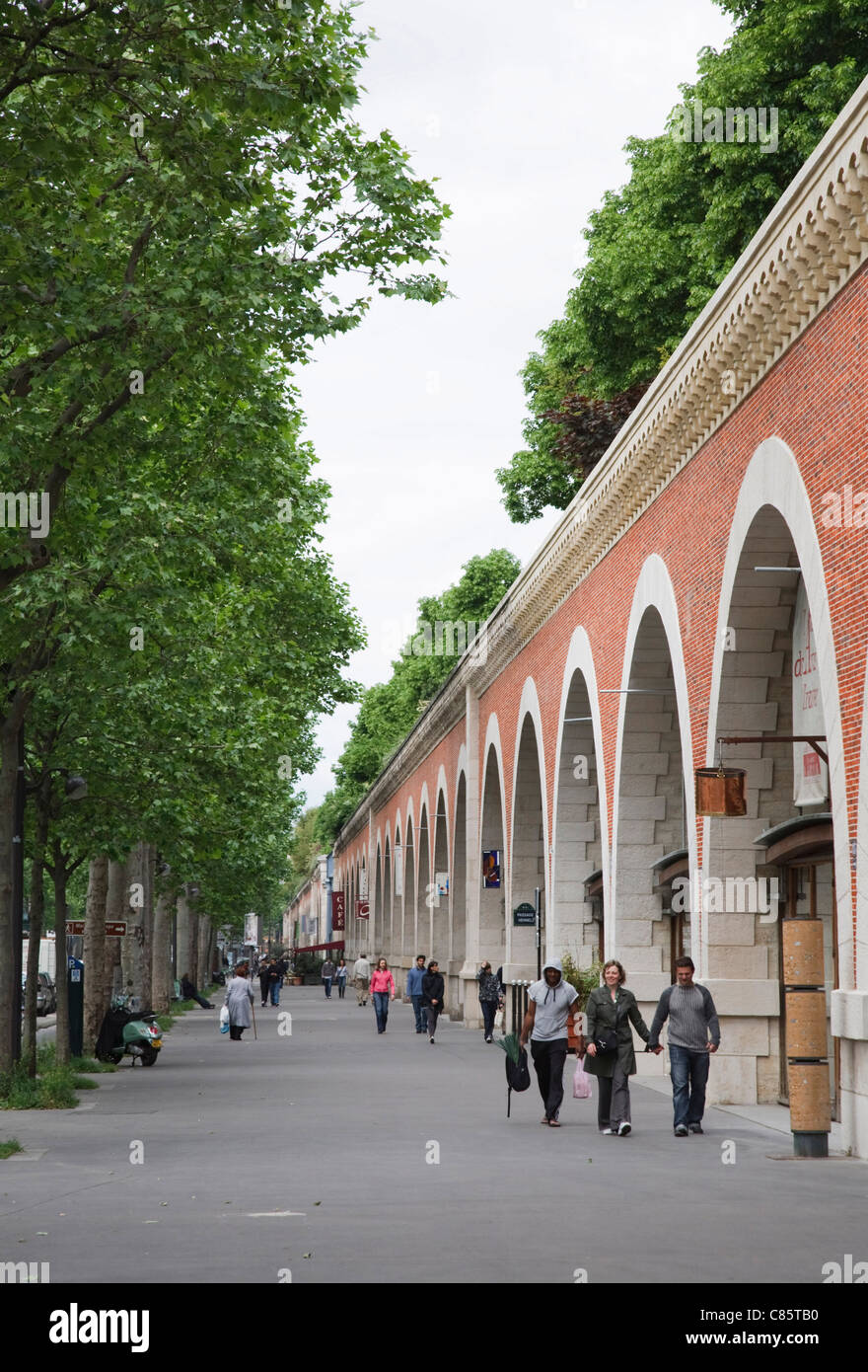 Le Viaduc des Arts ist ein ehemaliges Eisenbahnviadukt in Paris jetzt ein Garten Gehweg mit Galerien in ihren Bögen. Stockfoto