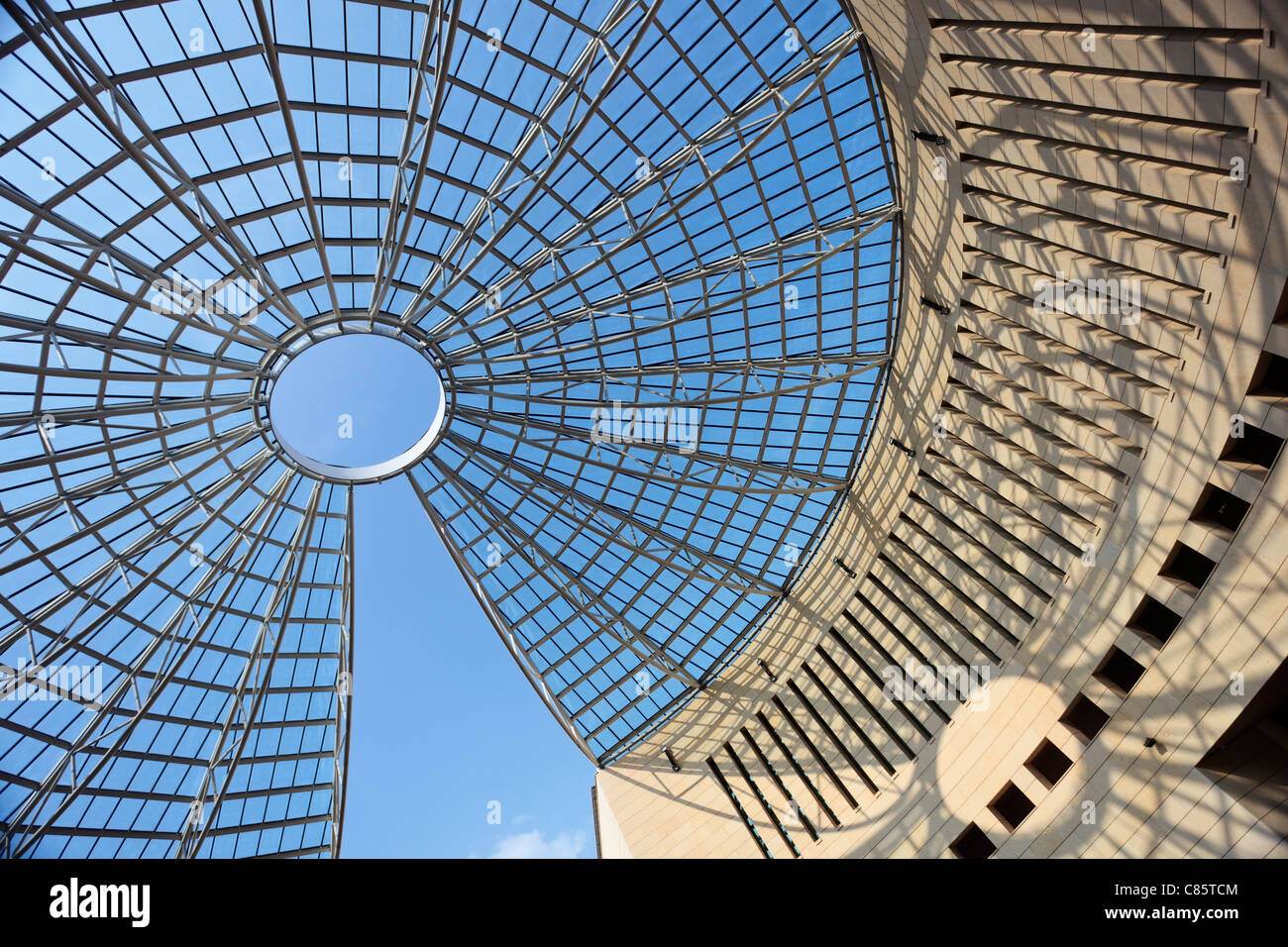 Futuristische Stahl-Glas Kuppel und der Schatten des Mart Museum in Rovereto in Italien Stockfoto