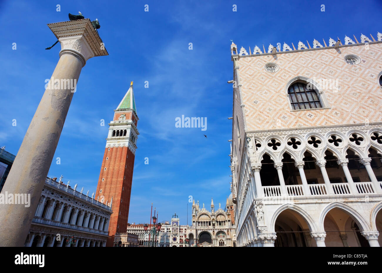 Weitwinkel Schuss der Palast des Dogen und Campanile auf dem Markusplatz in Venedig, Italien Stockfoto
