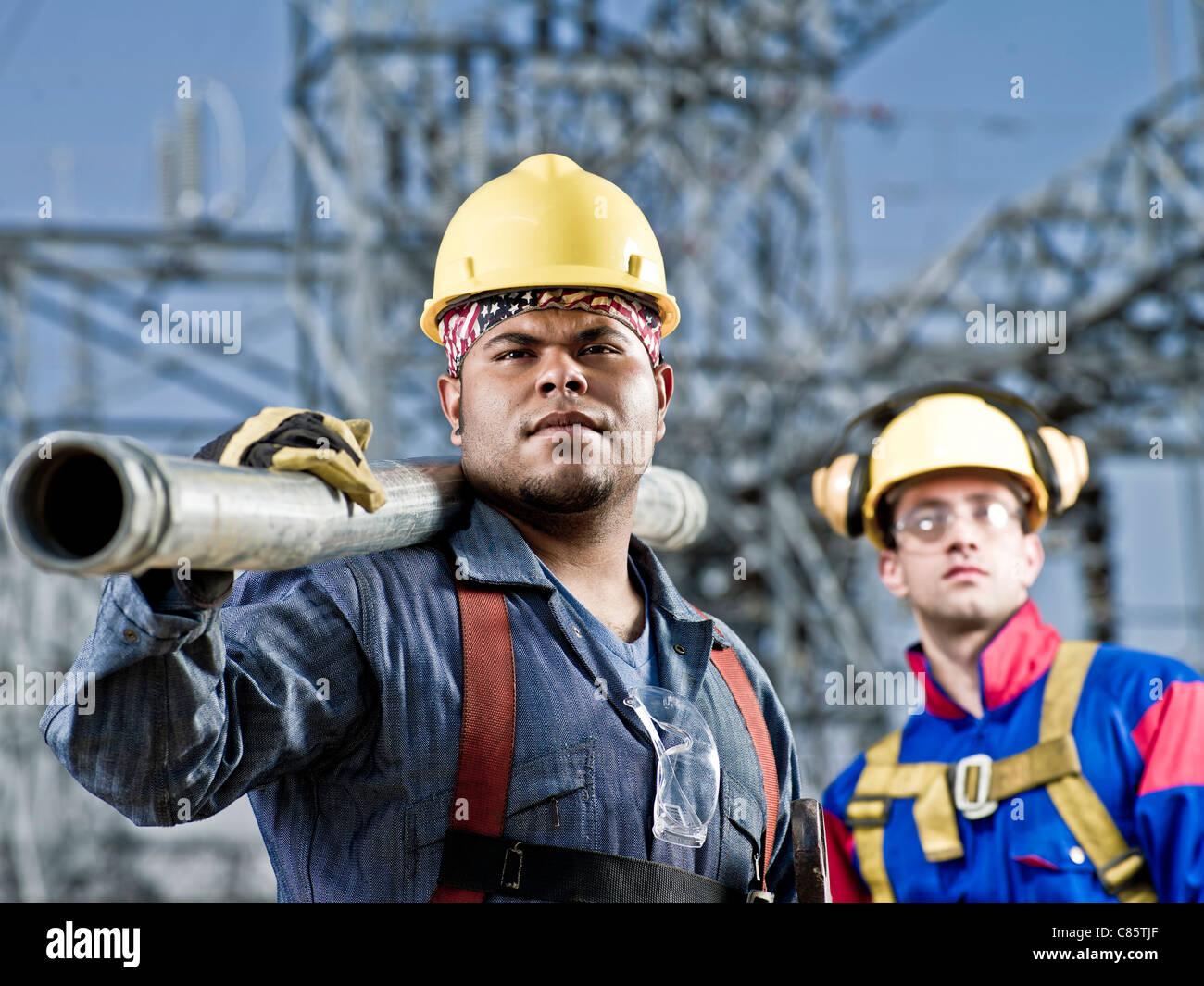 Bauarbeiter zusammenstehen Stockfoto