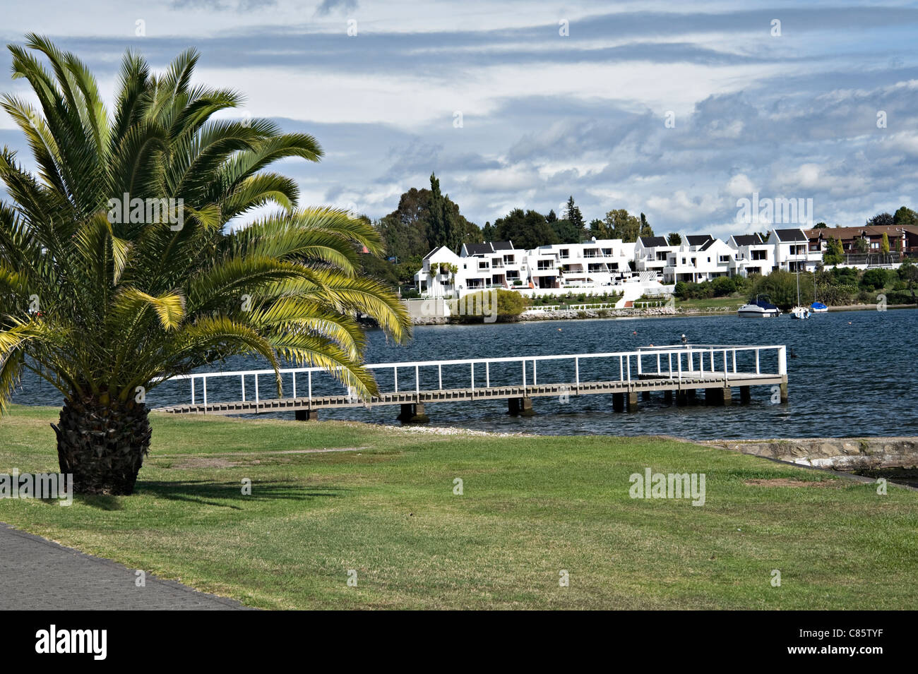 Schöne Lakeland Resort-Studio-Apartments an den Ufern des Lake Taupo Nordinsel Neuseeland Stockfoto