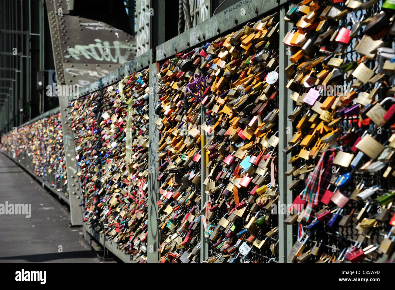 Liebe Vorhängeschlösser oder Liebe Schlösser angebracht, um ein Sicherheitszaun auf Hohenzollernbrücke in Köln, Deutschland Stockfoto