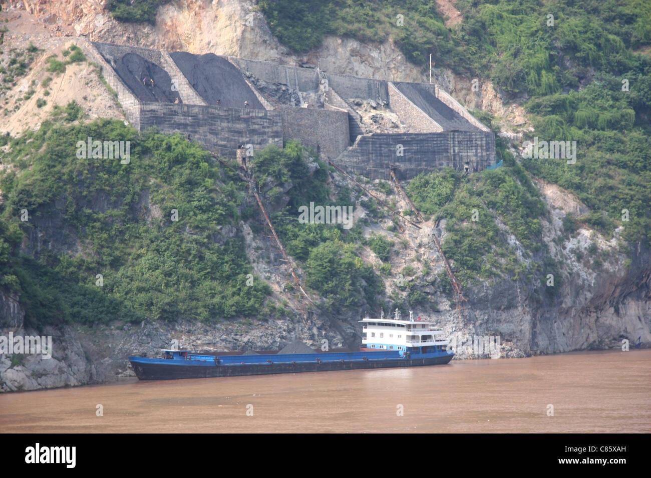 Arbeiter laden Kohle auf einem Fluss Frachter bei Wu-Schlucht, Jangtsekiang, China Stockfoto