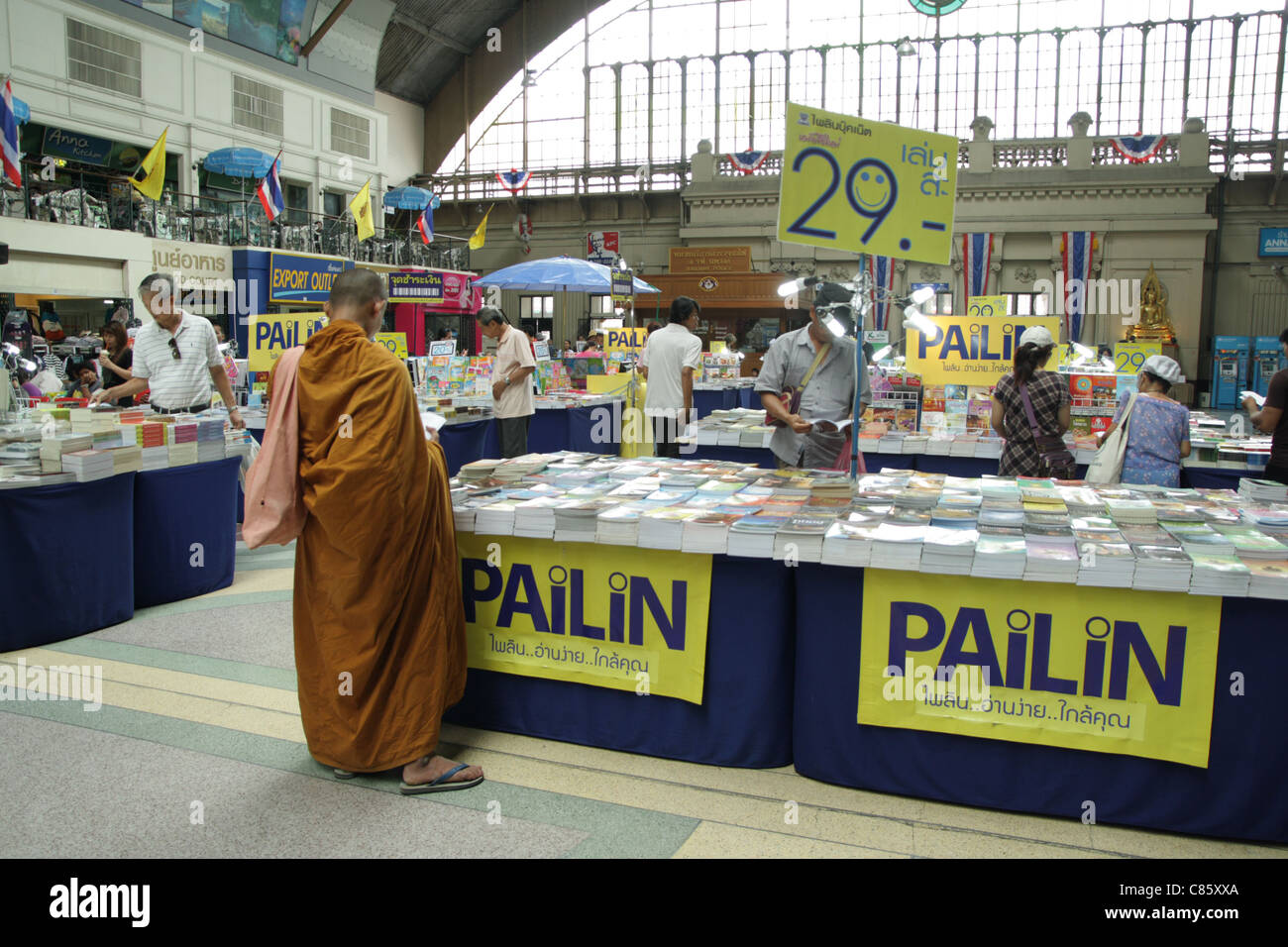 Thai Mönch Lesebuch in Buchhandlung, Hualumphong Bahnhof in Bangkok Stockfoto