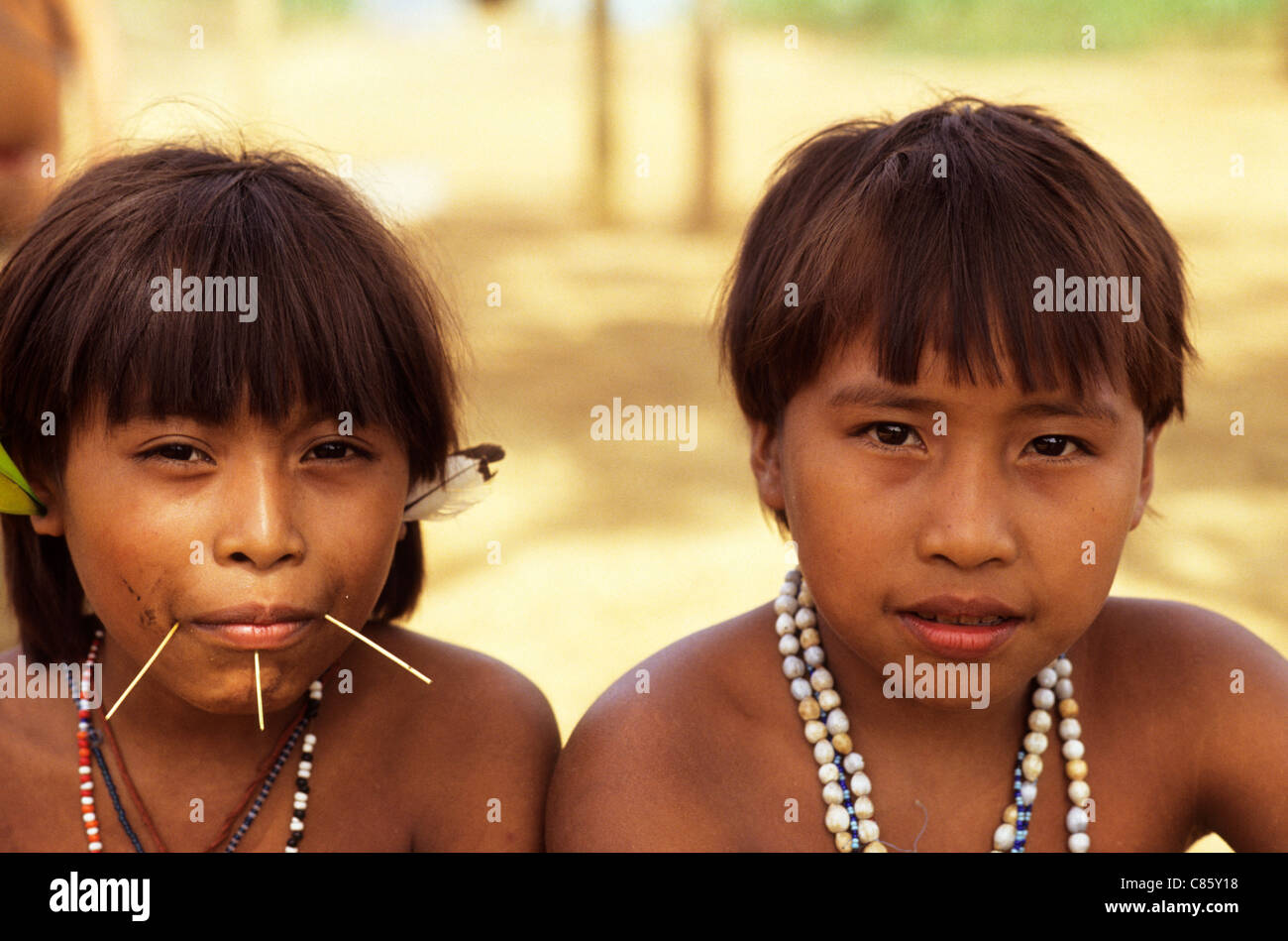Brazilien. Porträt von zwei Yanomami indische Mädchen, Gesichts Dekoration (piercing) und Perlen zeigen. Stockfoto