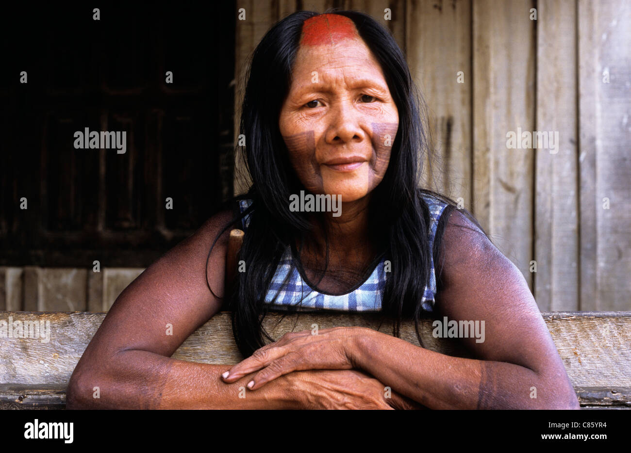 Bacaja Dorf, Amazonas, Brasilien. Frau mit rasierten Kopf verschränkten Armen; Xicrin Stamm. Stockfoto