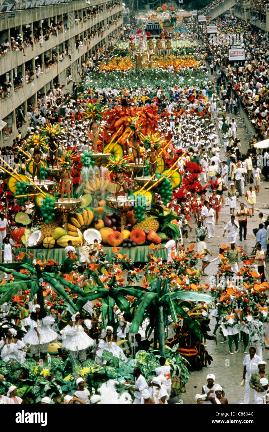 Rio De Janeiro, Brasilien. Karneval; Übersicht über Sambadrome mit bunten Wagen und Menschen; Bahianas und Palmen Bäume. Stockfoto
