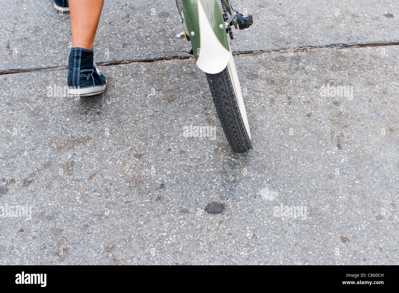 Überquerte die Ziellinie mit einem Fahrrad Stockfoto