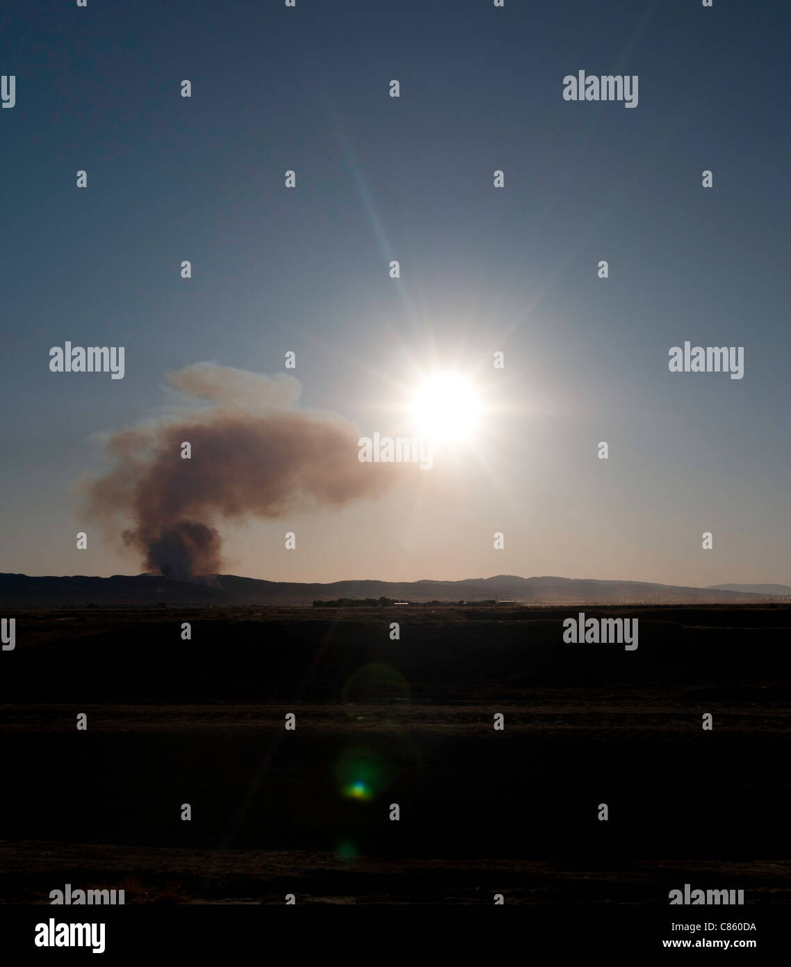 Wogende Rauchwolke aus einem Buschfeuer bei Sonnenuntergang Stockfoto