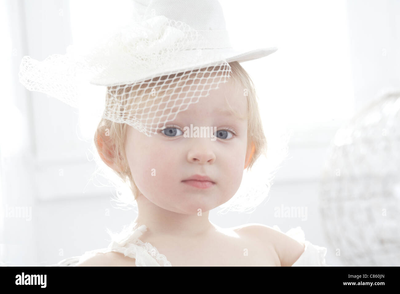 Kleines Mädchen mit einem ausgefallenen Hut Stockfoto