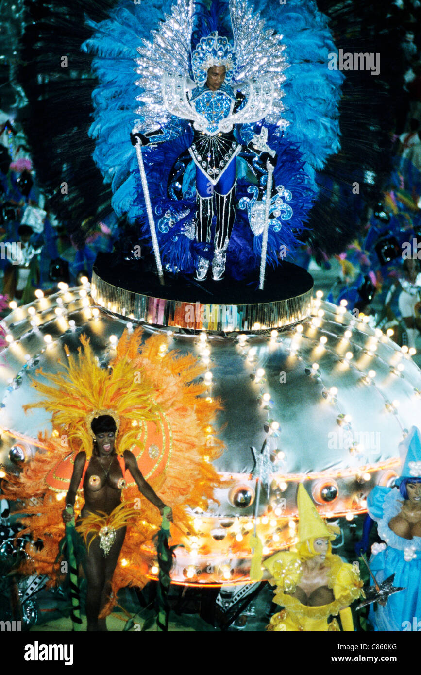 Rio De Janeiro, Brasilien. Karneval; Mann in Pailletten und Federn Kostüm auf einem Schwimmer mit weiblichen Samba-Tänzer. Stockfoto