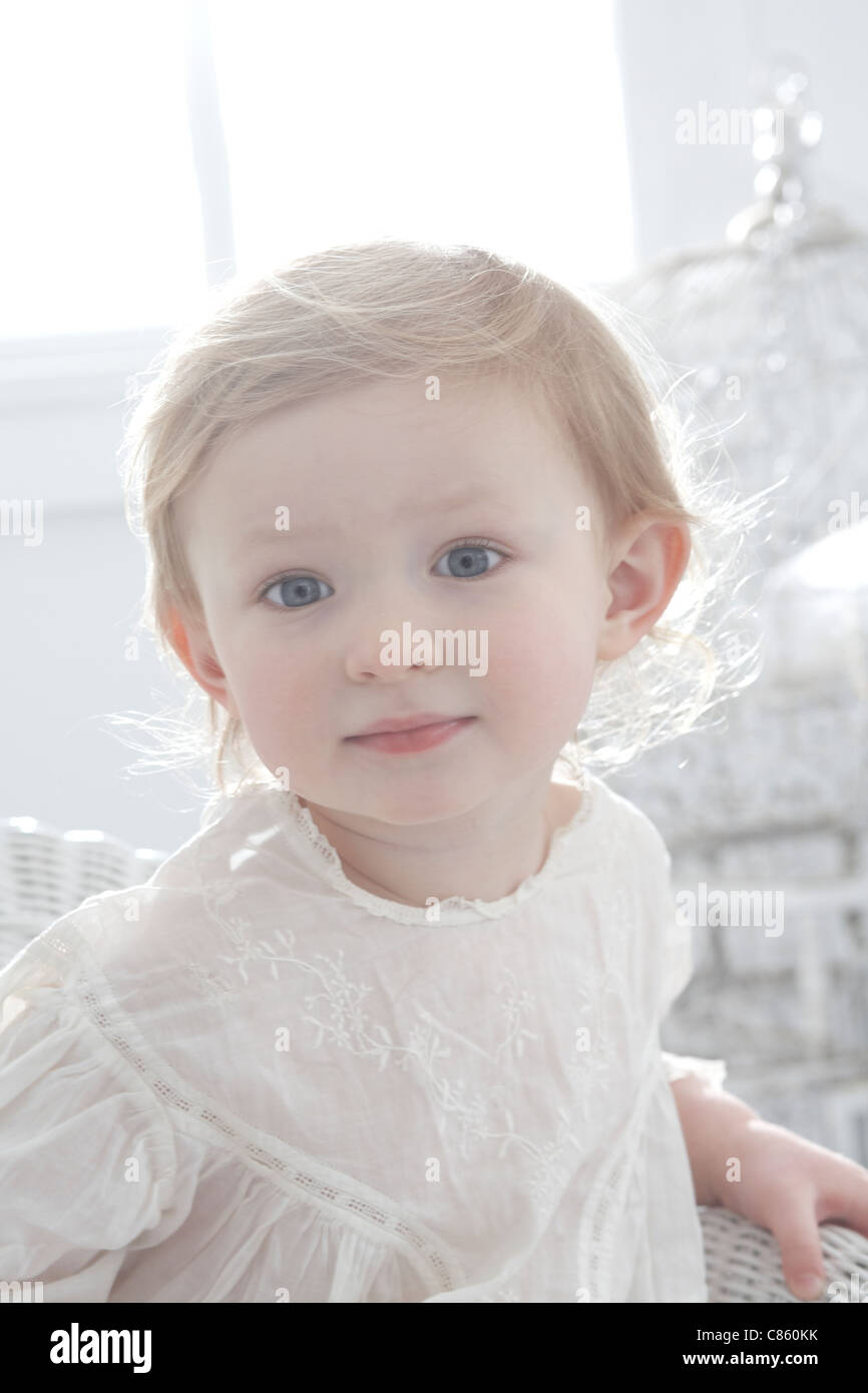 Engel Mädchen im weißen Kleid Stockfoto