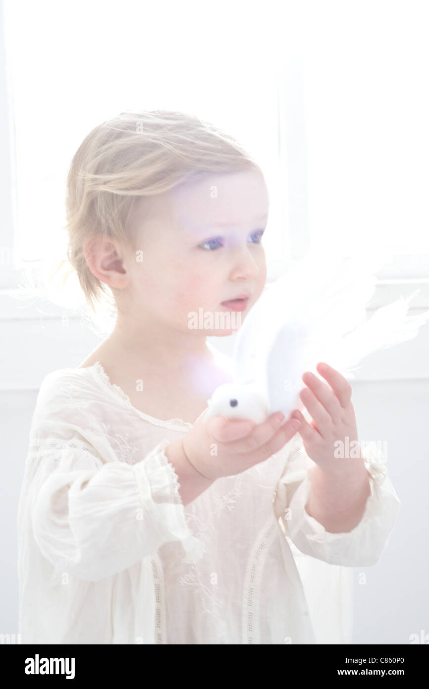 Kleines Mädchen hält gefälschte Taube Stockfoto
