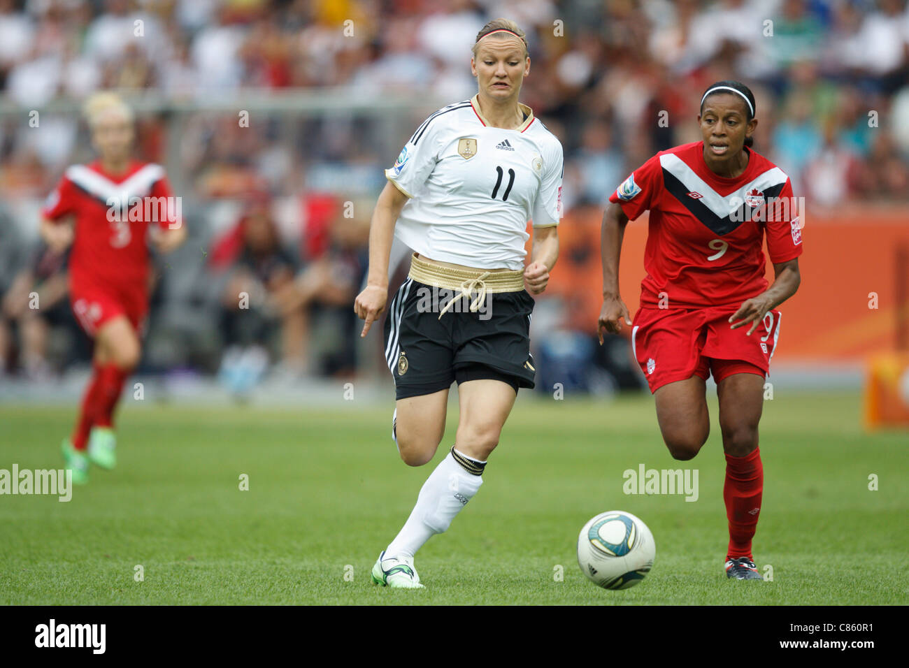 BERLIN, DEUTSCHLAND - 26. JUNI: Alexandra Popp (11) fährt den Ball gegen Kanada während des Eröffnungsspiels der FIFA Frauen-Weltmeisterschaft im Olympiastadion am 26. Juni 2011 in Berlin. Nur redaktionelle Verwendung. Kommerzielle Nutzung verboten. (Foto: Jonathan Paul Larsen / Diadem Images) Stockfoto