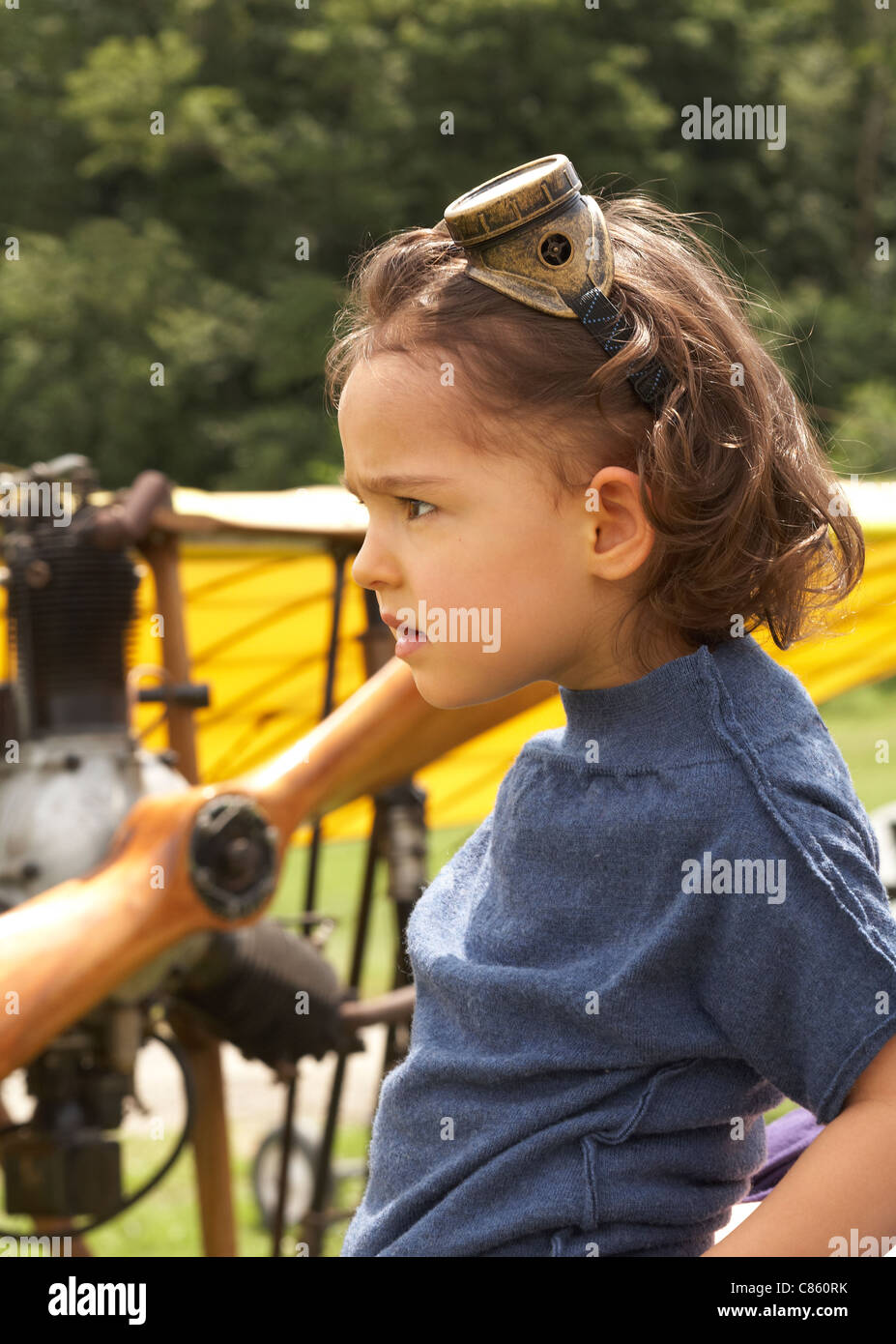 Mädchen mit Piloten Brille auf in der Nähe ein Flugzeug Stockfoto