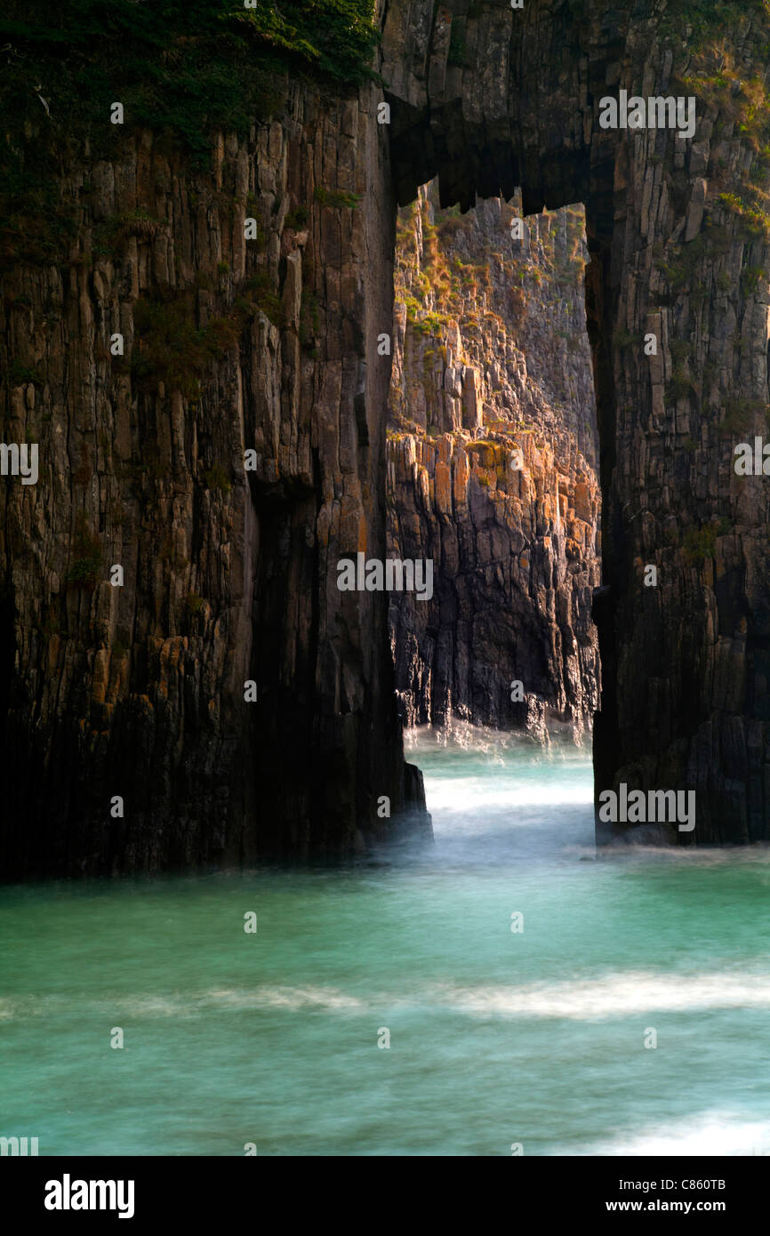 Felsbogen an Türen, Skrinkle Haven, Pembrokeshire, Wales Stockfoto