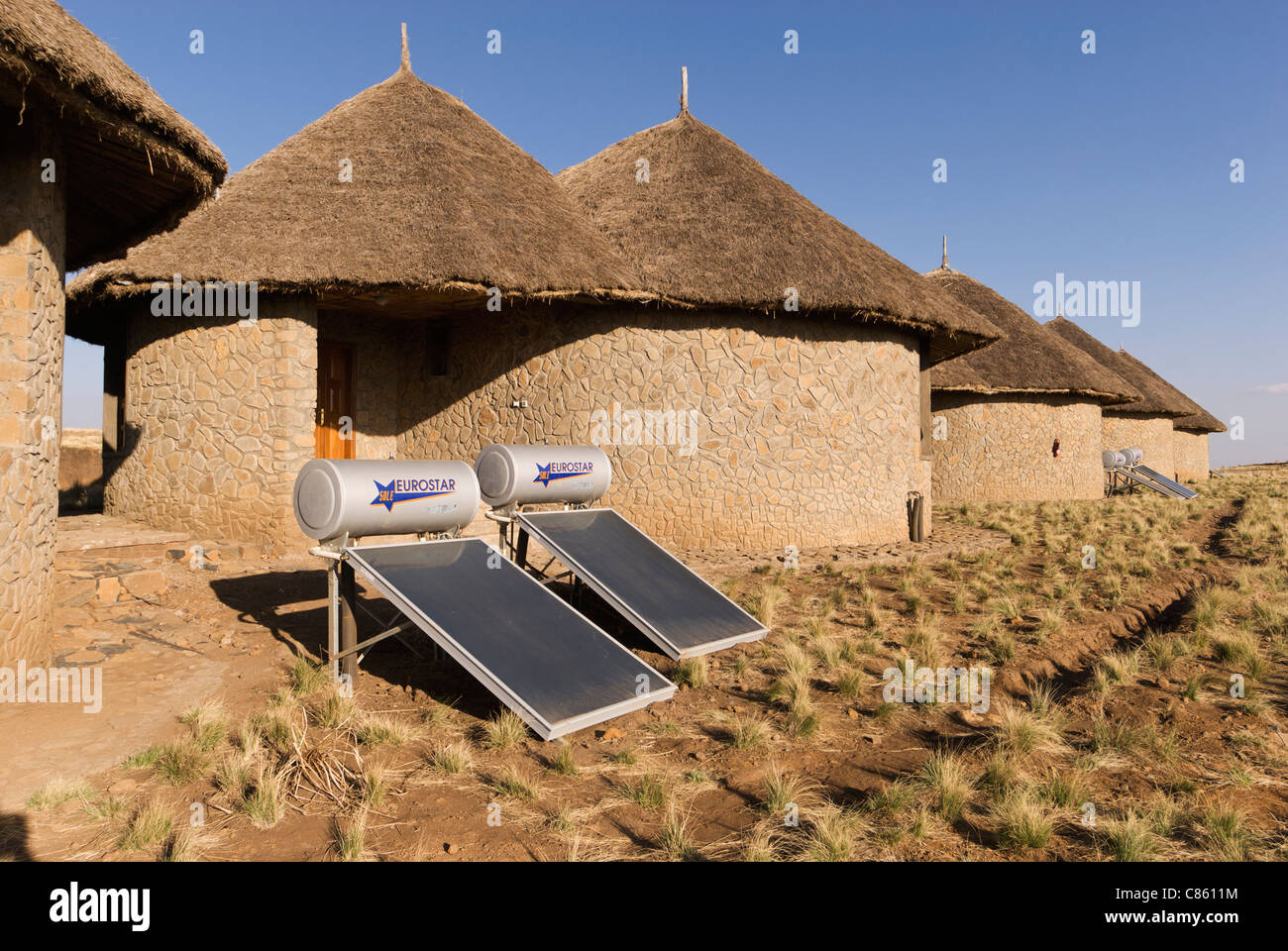 Elk200-2387 Äthiopien, Simien Mountains Nationalpark, Simien Mountain Lodge Guest Bungalows mit solare Wasser-Heizungen. Stockfoto
