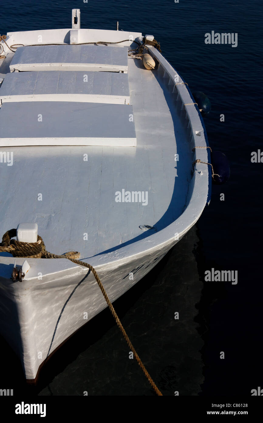 Die weiße Oberfläche des mediterranen Holzboot. Stockfoto