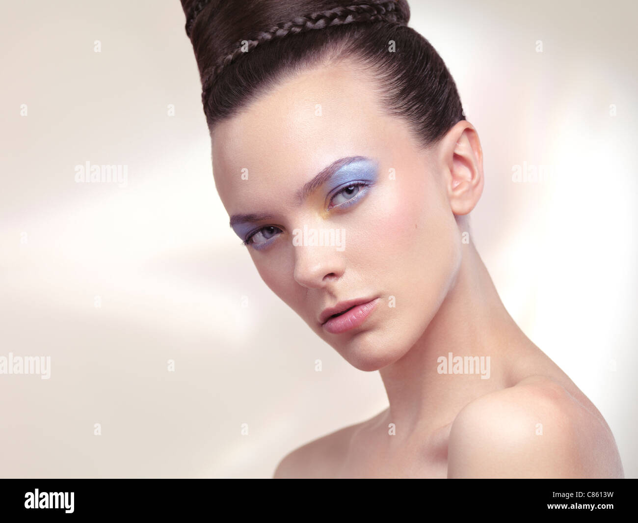 Führerschein und Drucke auf MaximImages.com - Schönheitsporträt einer jungen Frau mit weichem Pastellfarben-Make-up und stilvoller Frisur Stockfoto