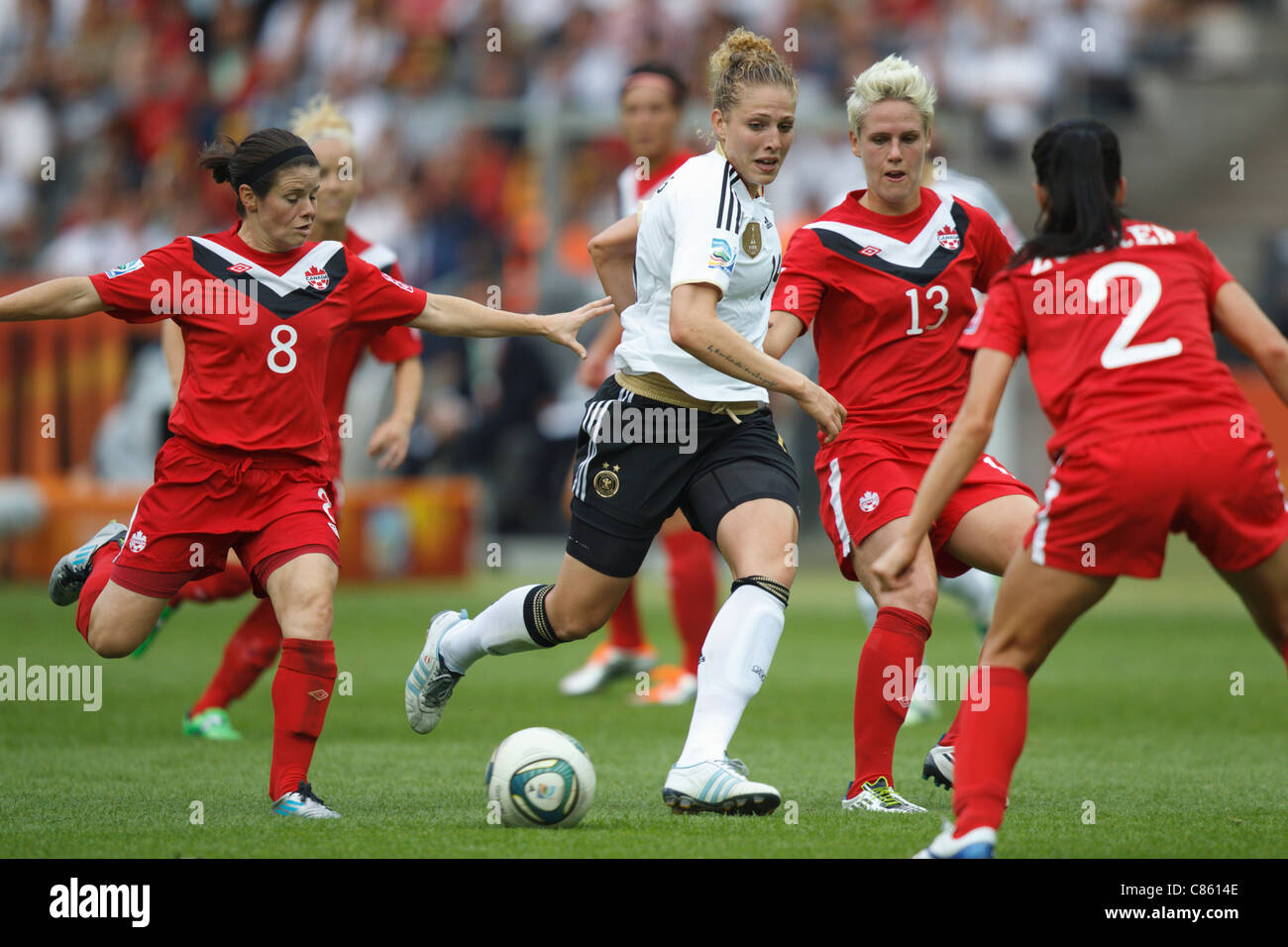 Kim Kulig von Germany (C) ist umgeben von kanadischen Verteidiger während das Eröffnungsspiel der Frauen WM 2011. Stockfoto