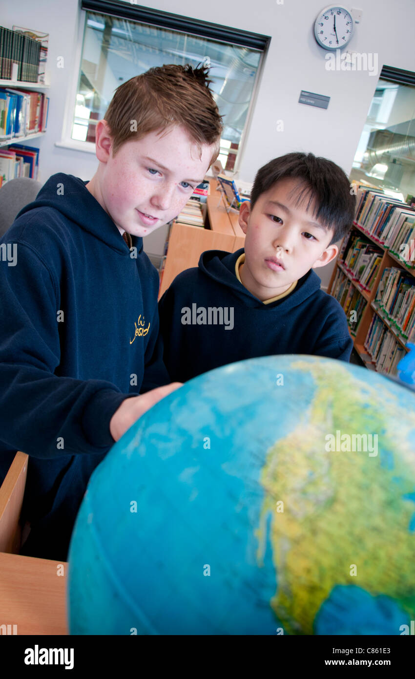 Schule Jungs in der Schulbibliothek einer modernen Innenstadt-Grundschule Stockfoto