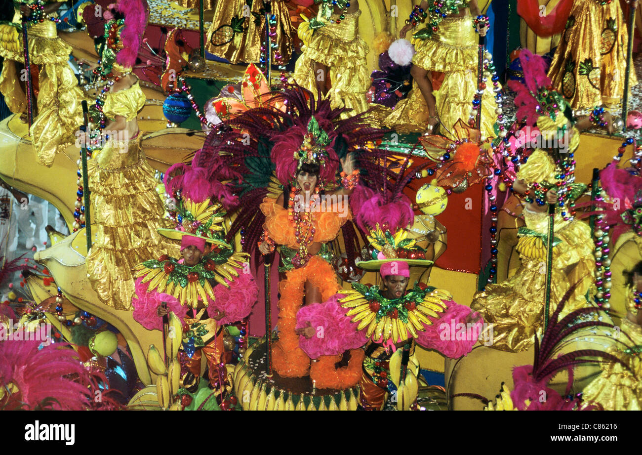 Rio De Janeiro, Brasilien. Karneval; Imperatriz Samba Schule Prozession mit gold, lila und orange Banane Thema. Stockfoto