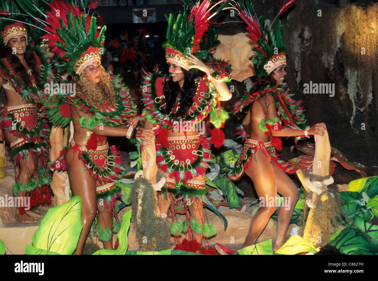 Rio De Janeiro, Brasilien. Samba-Schule; vier Mädchen in roten und grünen Federn als Indianer verkleidet; Karneval. Stockfoto