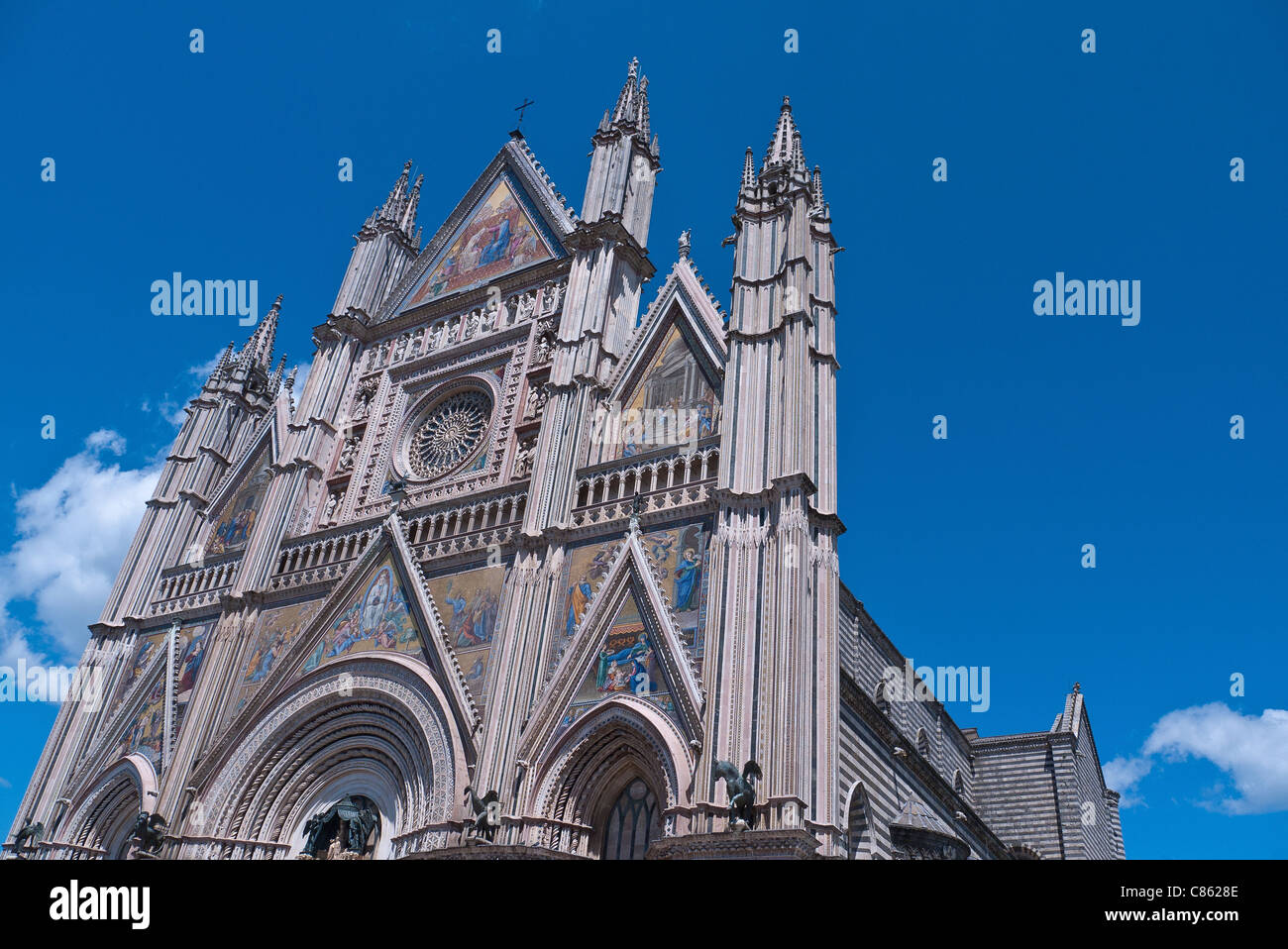 Detailansicht nachschlagen einschließlich die Bögen über den vorderen Türen und die vorderen Türme der Kathedrale von Orvieto, Umbrien, Italien Stockfoto