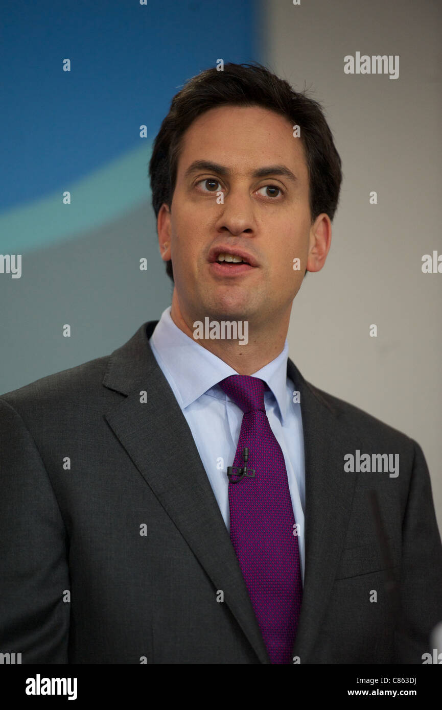 LONDON, VEREINIGTES KÖNIGREICH 13 OKTOBER. Führer der Labour Partei, Ed Miliband und Schatten Kanzler Ed Balls sprechen auf einer Pressekonferenz am Arbeitsmarkt Sitz. Stockfoto