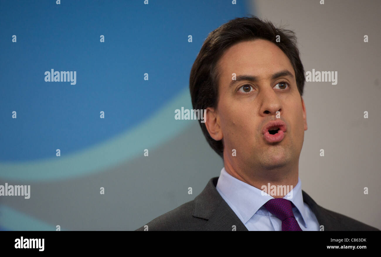 LONDON, VEREINIGTES KÖNIGREICH 13 OKTOBER. Führer der Labour Partei, Ed Miliband und Schatten Kanzler Ed Balls zu sprechen, auf einer Pressekonferenz am Arbeitsmarkt Hauptsitz Stockfoto