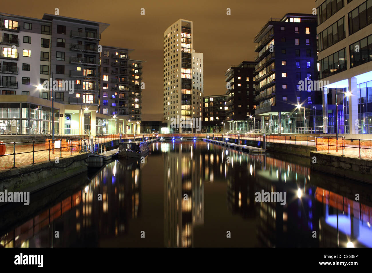 Clarence dock in Leeds in der Nacht Stockfoto